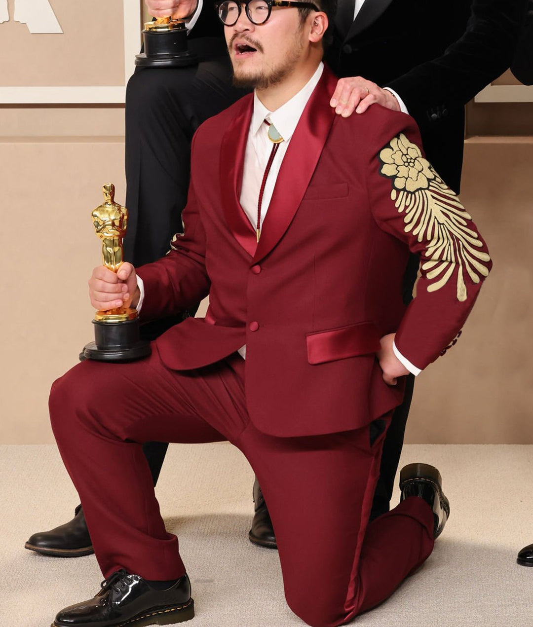 Oscar 2023 Daniel Kwan Maroon Suit